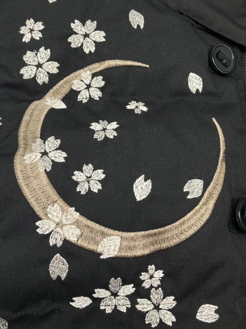 華鳥風月（カチョウフウゲツ）華鳥風月 (カチョウフウゲツ) 中綿ベスト　刺繍装飾 ブラック サイズ:XLの古着・服飾アイテム