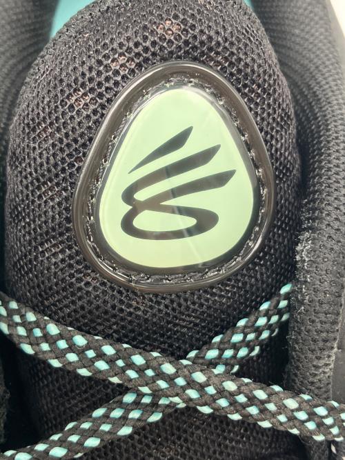 UNDER ARMOUR（アンダーアーマー）UNDER ARMOUR (アンダーアーマー) バスケットボールシューズ ブラック×ホワイト×グリーン サイズ:27cmの古着・服飾アイテム