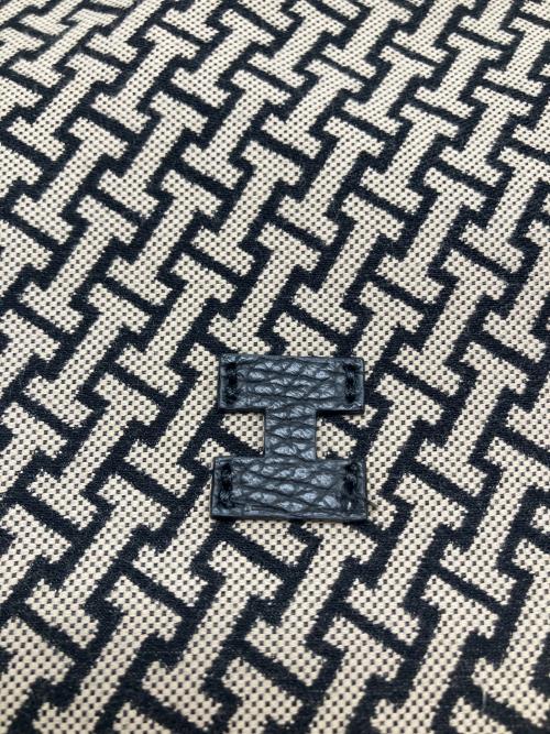 IACUCCI（イアクッチ）IACUCCI (イアクッチ) モノグランマポーチ ベージュの古着・服飾アイテム
