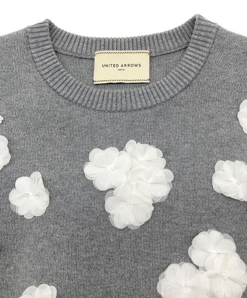 UNITED ARROWS（ユナイテッドアローズ）UNITED ARROWS (ユナイテッドアローズ) 3Dフラワーモチーフノースリーブニットベスト グレー×ホワイト サイズ:不明の古着・服飾アイテム