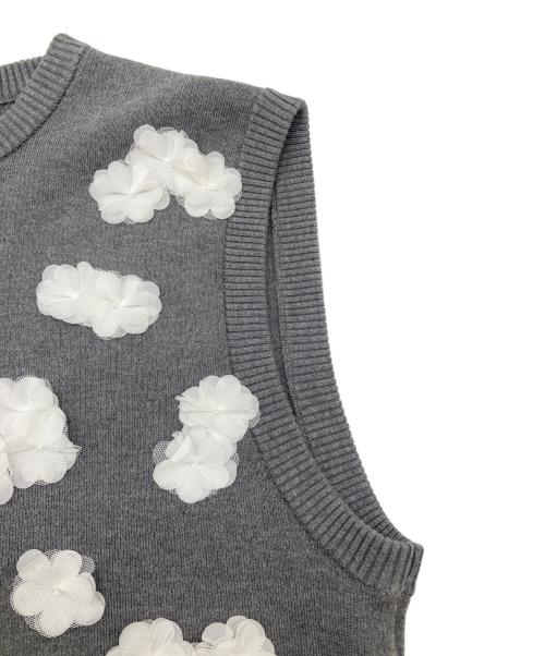 UNITED ARROWS（ユナイテッドアローズ）UNITED ARROWS (ユナイテッドアローズ) 3Dフラワーモチーフノースリーブニットベスト グレー×ホワイト サイズ:不明の古着・服飾アイテム