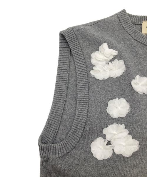 UNITED ARROWS（ユナイテッドアローズ）UNITED ARROWS (ユナイテッドアローズ) 3Dフラワーモチーフノースリーブニットベスト グレー×ホワイト サイズ:不明の古着・服飾アイテム