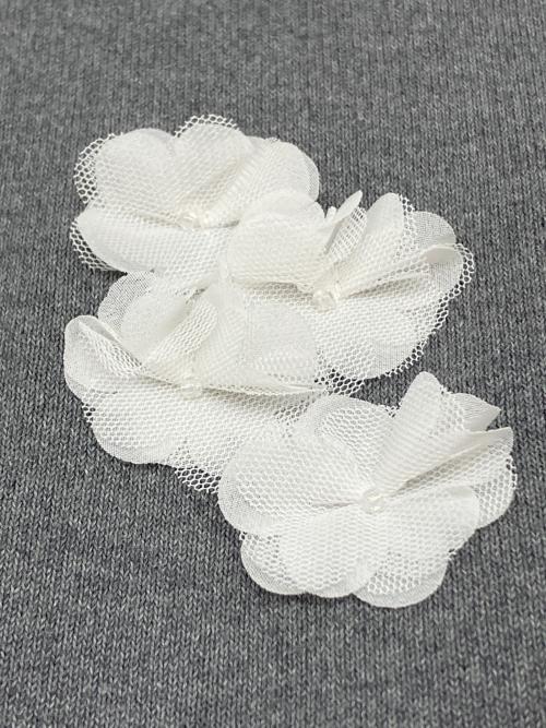 UNITED ARROWS（ユナイテッドアローズ）UNITED ARROWS (ユナイテッドアローズ) 3Dフラワーモチーフノースリーブニットベスト グレー×ホワイト サイズ:不明の古着・服飾アイテム
