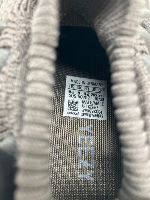 YEEZY（イージー）YEEZY (イージー) ローカットスニーカー グレー サイズ:26.5cmの古着・服飾アイテム