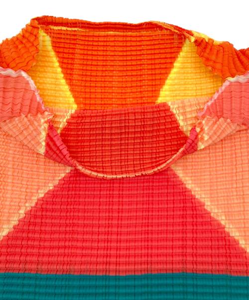 ISSEY MIYAKE（イッセイミヤケ）ISSEY MIYAKE (イッセイミヤケ) ノースリーブカットソー レッド×グリーン サイズ:2の古着・服飾アイテム
