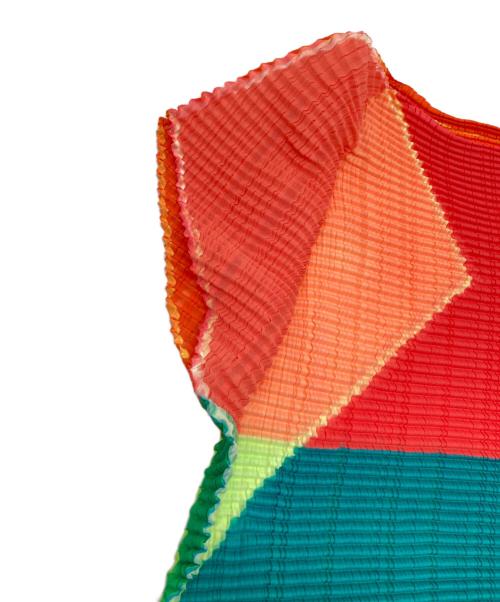 ISSEY MIYAKE（イッセイミヤケ）ISSEY MIYAKE (イッセイミヤケ) ノースリーブカットソー レッド×グリーン サイズ:2の古着・服飾アイテム