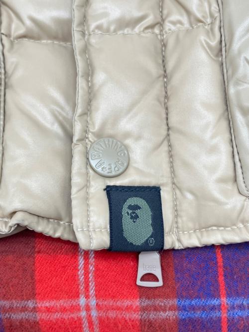 A BATHING APE（アベイシングエイプ）A BATHING APE (アベイシングエイプ) ダウンベスト ベージュ サイズ:Sの古着・服飾アイテム