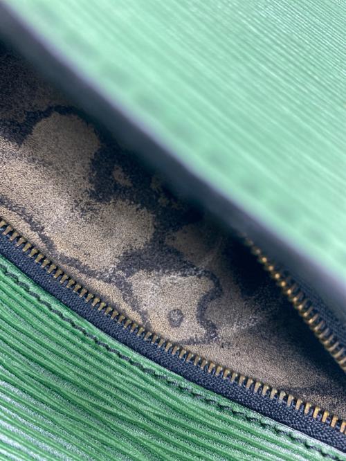 LOUIS VUITTON（ルイ ヴィトン）LOUIS VUITTON (ルイ ヴィトン) ショルダーバッグ グリーンの古着・服飾アイテム