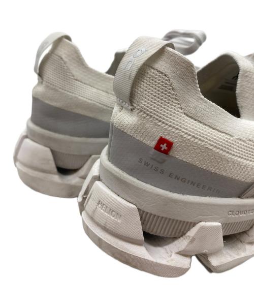 on（オン）on (オン) スニーカー ホワイト×グレー サイズ:23cmの古着・服飾アイテム