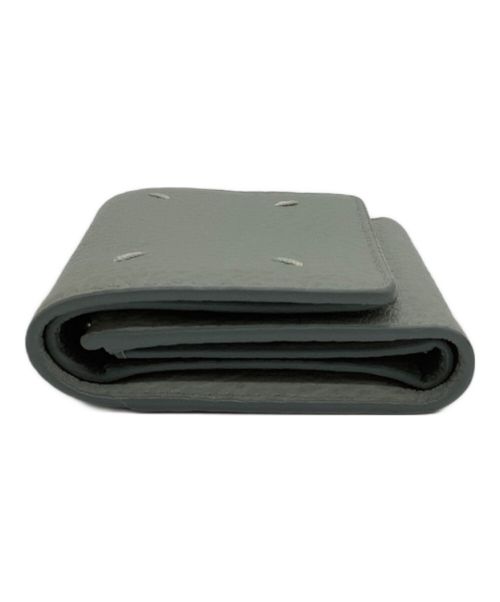 Maison Margiela（メゾンマルジェラ）Maison Margiela (メゾンマルジェラ) グレインレザースリーフォールドウォレット ライトグレーの古着・服飾アイテム