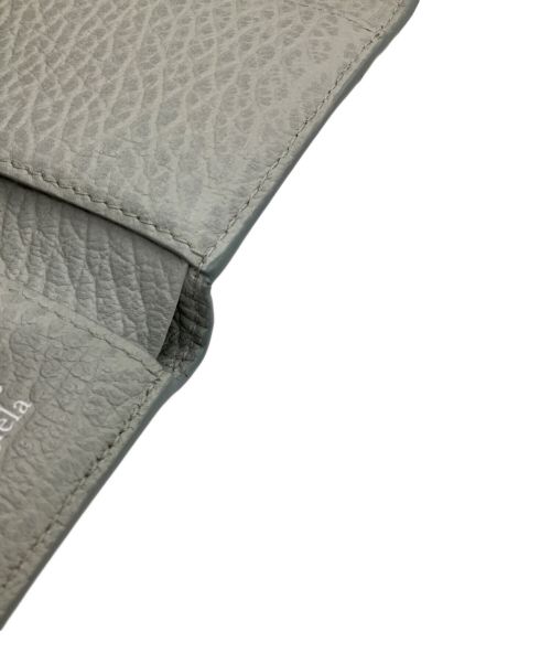 Maison Margiela（メゾンマルジェラ）Maison Margiela (メゾンマルジェラ) グレインレザースリーフォールドウォレット ライトグレーの古着・服飾アイテム