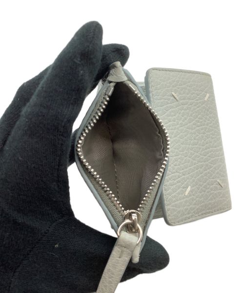 Maison Margiela（メゾンマルジェラ）Maison Margiela (メゾンマルジェラ) グレインレザースリーフォールドウォレット ライトグレーの古着・服飾アイテム