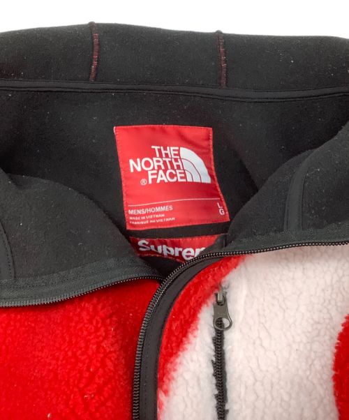 THE NORTH FACE（ザ ノース フェイス）THE NORTH FACE (ザ ノース フェイス) SUPREME (シュプリーム) ロゴフリースジャケット レッド×ホワイト サイズ:Ｌの古着・服飾アイテム
