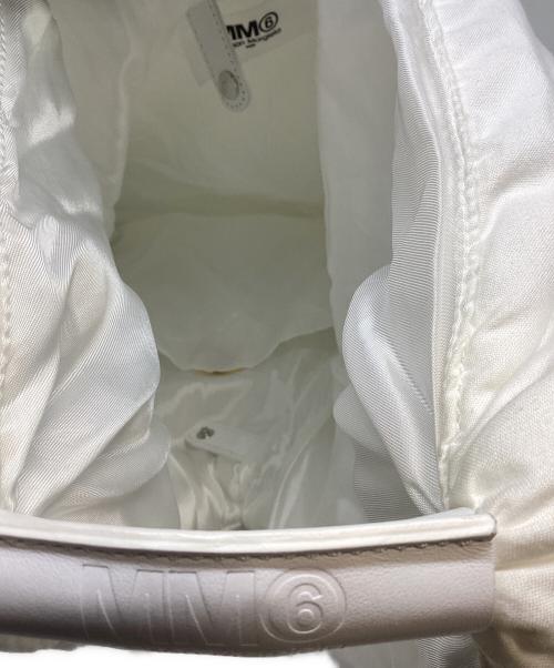 MM6 Maison Margiela（エムエムシックスメゾンマルジェラ）MM6 Maison Margiela (エムエムシックスメゾンマルジェラ) トライアングルバッグ ホワイトの古着・服飾アイテム