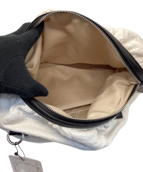 ADORE（アドーア）ADORE (アドーア) ショルダーバッグ ホワイト×ブラック 未使用品の古着・服飾アイテム