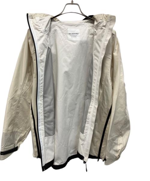 and wander（アンドワンダー）and wander (アンドワンダー) マウンテンパーカー ホワイト サイズ:Mの古着・服飾アイテム