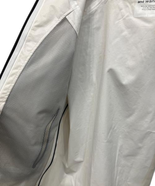 and wander（アンドワンダー）and wander (アンドワンダー) マウンテンパーカー ホワイト サイズ:Mの古着・服飾アイテム