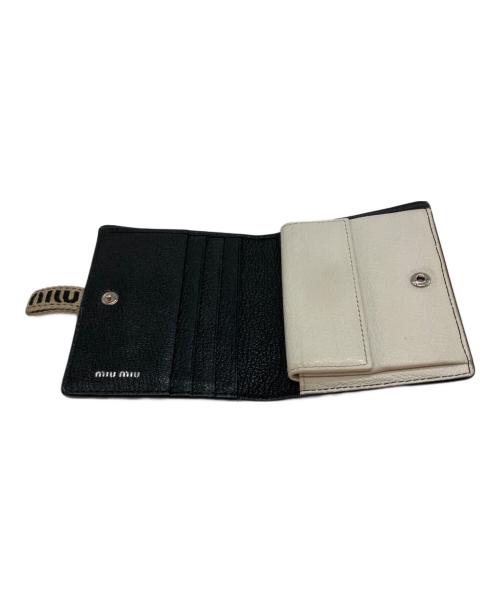 MIU MIU（ミュウミュウ）MIU MIU (ミュウミュウ) 2つ折り財布 ブラック×ホワイトの古着・服飾アイテム