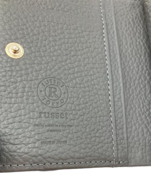 russet（ラシット）russet (ラシット) モノグラムプレート ハーフウォレット 2つ折り財布 グレーの古着・服飾アイテム
