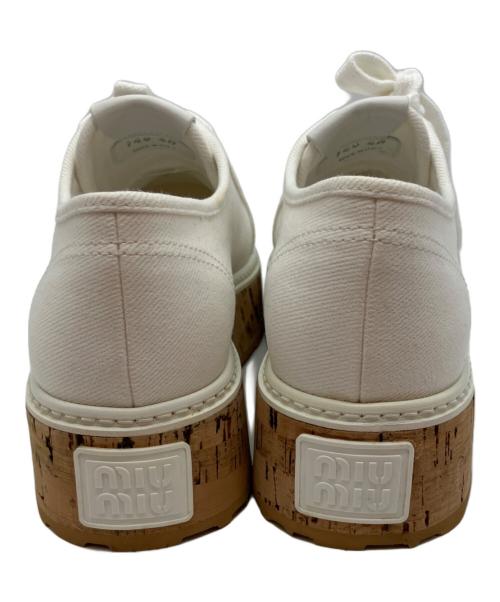 MIU MIU（ミュウミュウ）MIU MIU (ミュウミュウ) キャンパス地 コルクスニーカー ホワイト サイズ:40の古着・服飾アイテム
