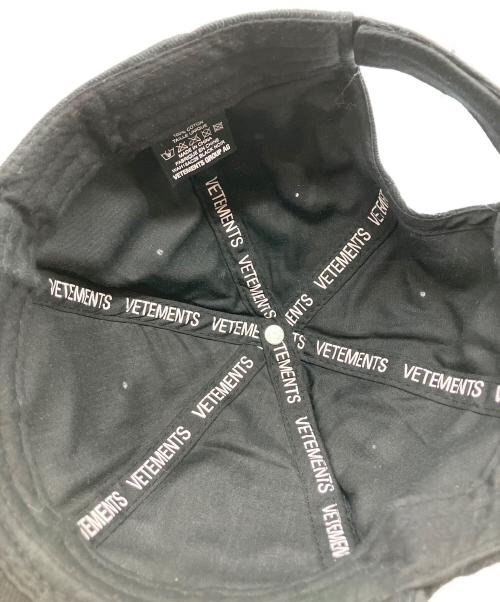 VETEMENTS（ヴェトモン）VETEMENTS (ヴェトモン) キャップ ブラックの古着・服飾アイテム