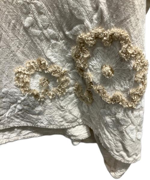 BEARDSLEY（ビアズリー）BEARDSLEY (ビアズリー) 裾フラワー刺繍ブラウス 長袖ブラウス ベージュ サイズ:Freeの古着・服飾アイテム