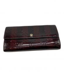 LOUIS VUITTON（ルイ ヴィトン）の古着「ヴェルニ レイユール ポルトフォイユ・サラ アマラント 長財布」｜ボルドー