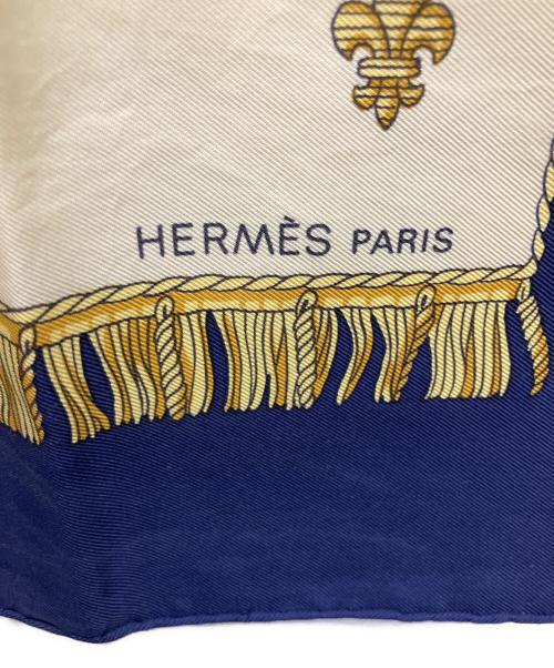 HERMES（エルメス）HERMES (エルメス) カレ90 クイーンの載冠式 シルクスカーフ ネイビー×ベージュの古着・服飾アイテム