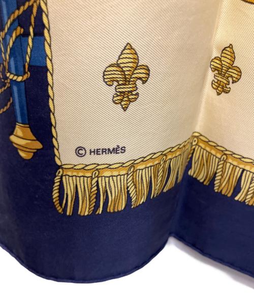 HERMES（エルメス）HERMES (エルメス) カレ90 クイーンの載冠式 シルクスカーフ ネイビー×ベージュの古着・服飾アイテム