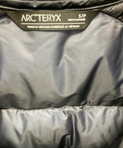 ARC'TERYX（アークテリクス）ARC'TERYX (アークテリクス) CERIUM VEST セリウム 2025年モデル ダウンベスト ネイビー サイズ:Sの古着・服飾アイテム