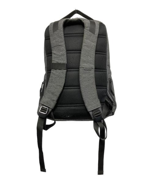 Incase（インケース）Incase (インケース) City バックパック グレーの古着・服飾アイテム
