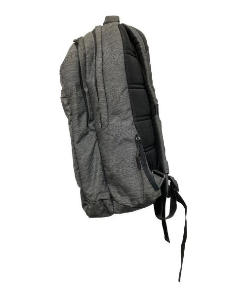 Incase（インケース）Incase (インケース) City バックパック グレーの古着・服飾アイテム