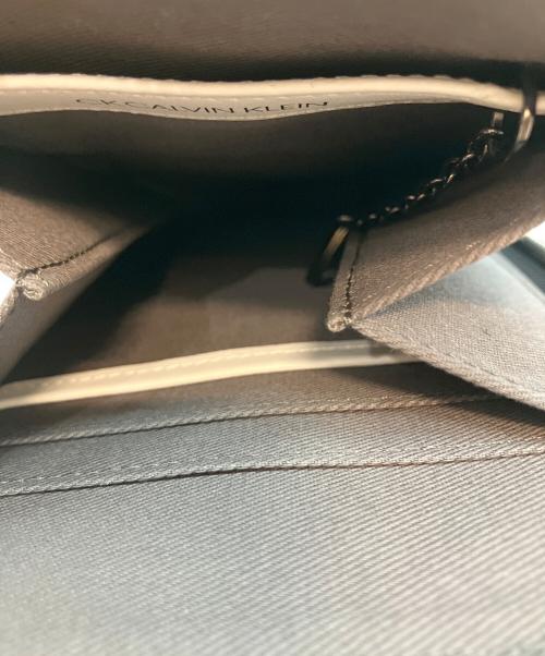 Calvin Klein（カルバンクライン）Calvin Klein (カルバンクライン) スマホショルダーバッグ ホワイトの古着・服飾アイテム