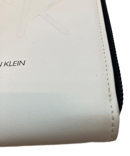 Calvin Klein（カルバンクライン）Calvin Klein (カルバンクライン) スマホショルダーバッグ ホワイトの古着・服飾アイテム