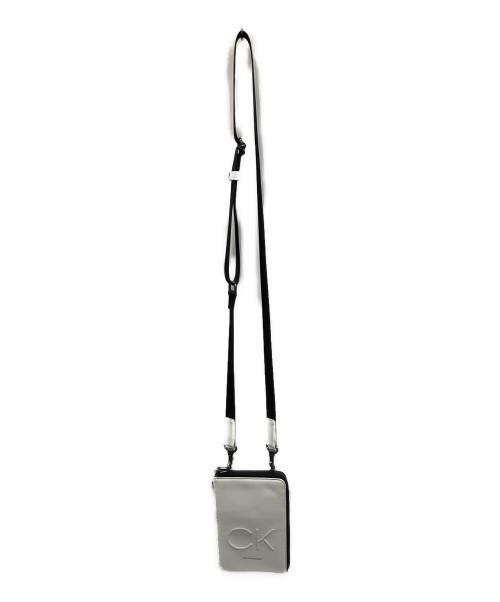 Calvin Klein（カルバンクライン）Calvin Klein (カルバンクライン) スマホショルダーバッグ ホワイトの古着・服飾アイテム