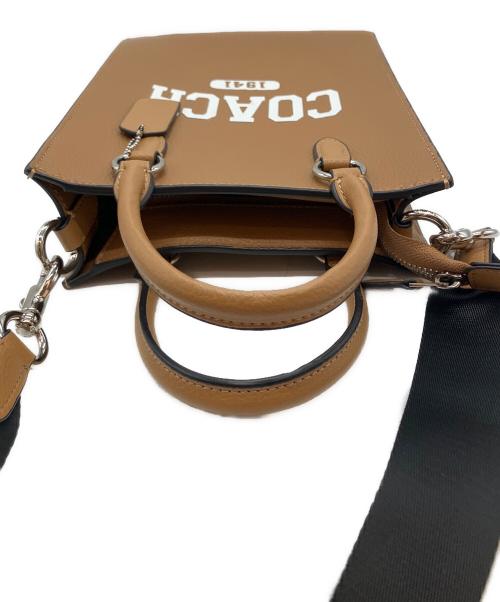COACH（コーチ）COACH (コーチ) ディラン トート・ヴァーシティ トートバッグ ブラウンの古着・服飾アイテム