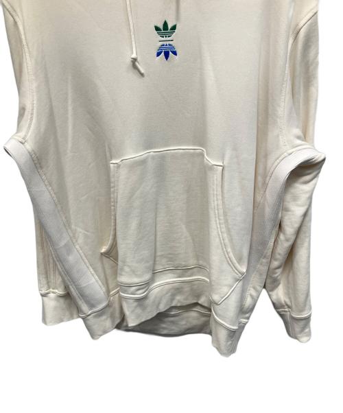 adidas（アディダス）adidas (アディダス) ROLLING LINKS 撥水 プルオーバー 長袖フーディー プルオーバーパーカー アイボリー サイズ:XXLの古着・服飾アイテム