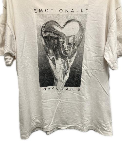 EMOTIONALLY UNAVAILABLE（エモーショナリー・アンアベイラブル）EMOTIONALLY UNAVAILABLE (エモーショナリー・アンアベイラブル) Tシャツ ホワイト サイズ:XLの古着・服飾アイテム