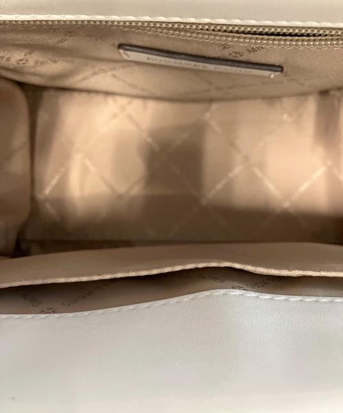 MICHAEL KORS（マイケルコース）MICHAEL KORS (マイケルコース) CARMEN MD FLAP SATCHEL カルメンミディアムフラップサッチェル 2WAYバッグ ホワイトの古着・服飾アイテム
