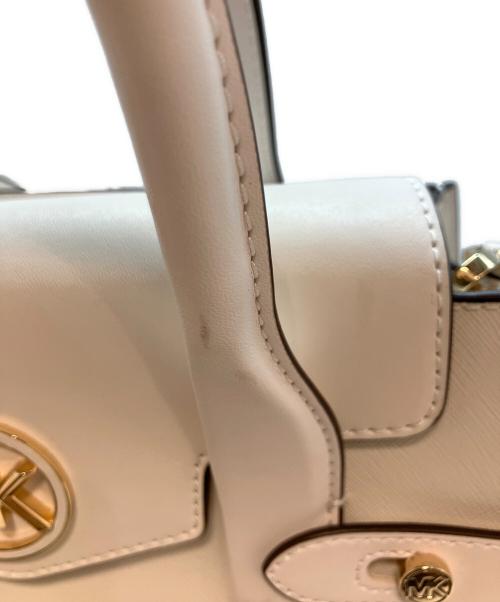 MICHAEL KORS（マイケルコース）MICHAEL KORS (マイケルコース) CARMEN MD FLAP SATCHEL カルメンミディアムフラップサッチェル 2WAYバッグ ホワイトの古着・服飾アイテム