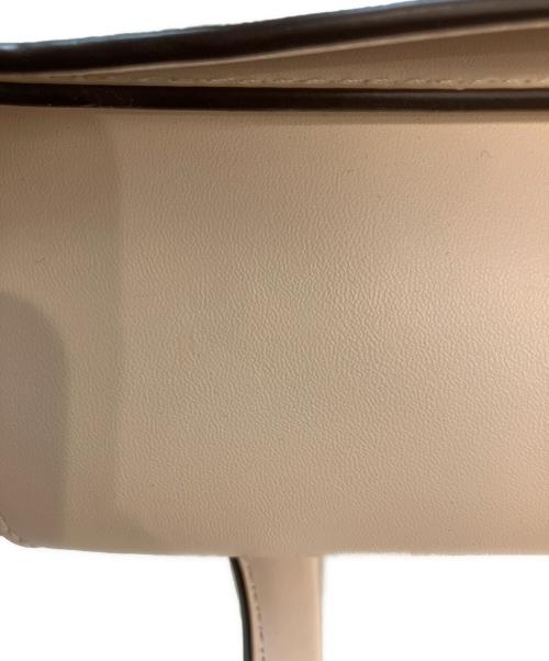 MICHAEL KORS（マイケルコース）MICHAEL KORS (マイケルコース) CARMEN MD FLAP SATCHEL カルメンミディアムフラップサッチェル 2WAYバッグ ホワイトの古着・服飾アイテム