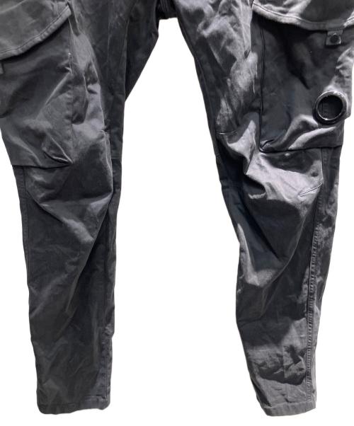 C.P COMPANY（シーピーカンパニー）C.P COMPANY (シーピーカンパニー) ストレッチサテン エルゴノミック レンズ カーゴパンツ パンツ ネイビー サイズ:46の古着・服飾アイテム