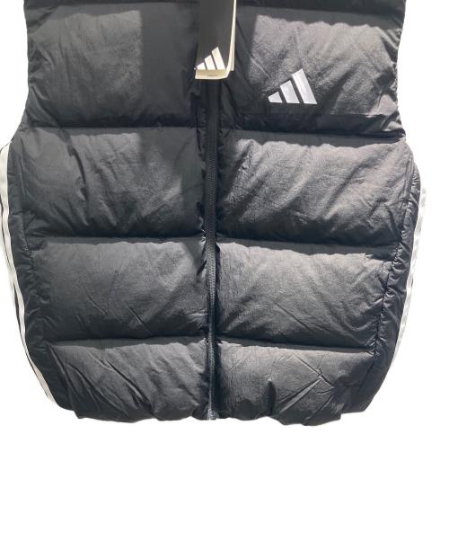adidas（アディダス）adidas (アディダス) エッセンシャルズ クライマウォーム スリーストライプス パファー ダウン ベスト ダウンベスト ブラック サイズ:Mの古着・服飾アイテム