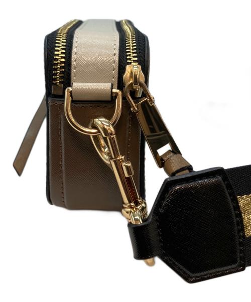 Marc by Marc Jacobs（マークバイマークジェイコブス）Marc by Marc Jacobs (マークバイマークジェイコブス) THE SNAPSHOT ショルダーバッグ ブラウンの古着・服飾アイテム
