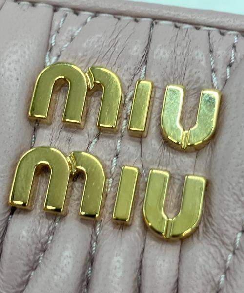 MIU MIU（ミュウミュウ）MIU MIU (ミュウミュウ) 2つ折り財布 ピンクの古着・服飾アイテム