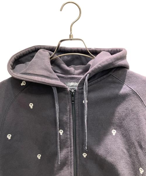 stussy（ステューシー）stussy (ステューシー) スカル総柄ジップパーカー ジップパーカー グレー サイズ:Mの古着・服飾アイテム