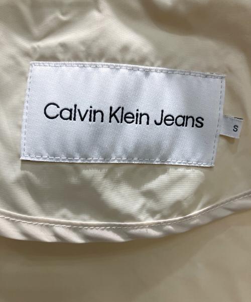 Calvin Klein Jeans（カルバンクラインジーンズ）Calvin Klein Jeans (カルバンクラインジーンズ) ナイロンジャケット アイボリー サイズ:Sの古着・服飾アイテム