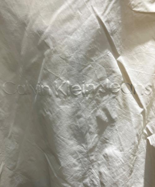 Calvin Klein Jeans（カルバンクラインジーンズ）Calvin Klein Jeans (カルバンクラインジーンズ) ナイロンジャケット アイボリー サイズ:Sの古着・服飾アイテム