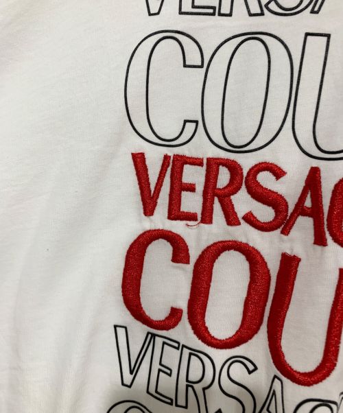 VERSACE JEANS COUTURE（ヴェルサーチ ジーンズクチュール）VERSACE JEANS COUTURE (ヴェルサーチ ジーンズクチュール) 刺繍ロゴTシャツ ホワイト サイズ:Mの古着・服飾アイテム