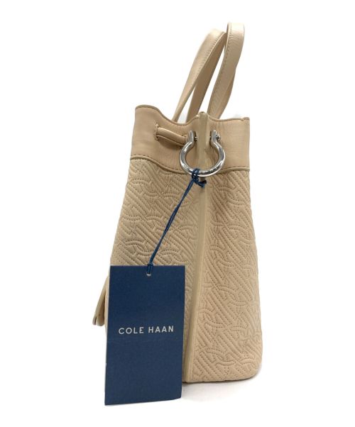 COLE HAAN（コールハーン）COLE HAAN (コールハーン) キルテッド ロゴ スモール バケット ベージュの古着・服飾アイテム